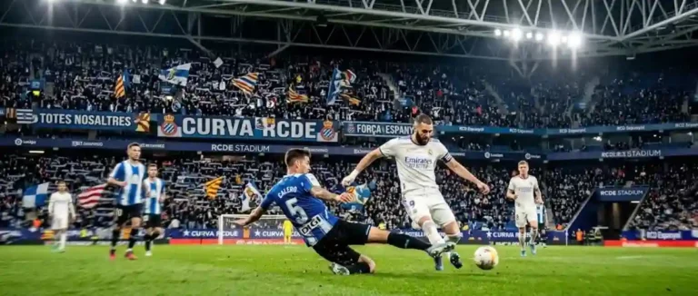 Acción defensiva en el partido RCD Espanyol vs Real Madrid en el RCDE Stadium.